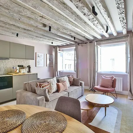 41.typical Parisian Flat#4pers#le Marais#beaubourg Paris