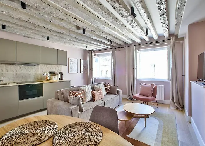 41.typical Parisian Flat#4pers#le Marais#beaubourg Paris